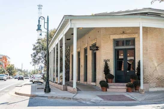 Fachada exterior del establecimiento en Austin con porche y detalles arquitectónicos