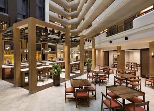 Vista amplia del lobby y área de comedor del hotel con múltiples niveles