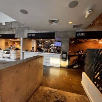 Bar y zona de lounge con barra de cócteles y ambiente acogedor