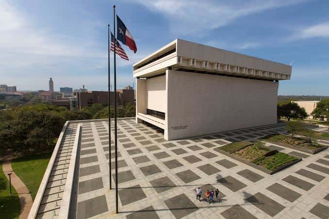 Vista aérea del LBJ Presidential Library con banderas de EE.UU. y Texas ondeando