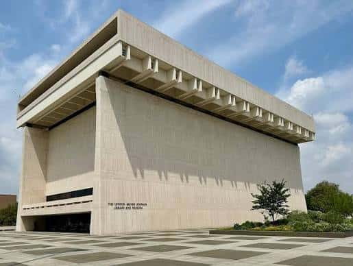 Fachada principal del edificio del LBJ Presidential Library en Austin