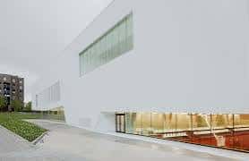 Fachada moderna del Centro Cívico de Salburua con grandes ventanales y diseño minimalista