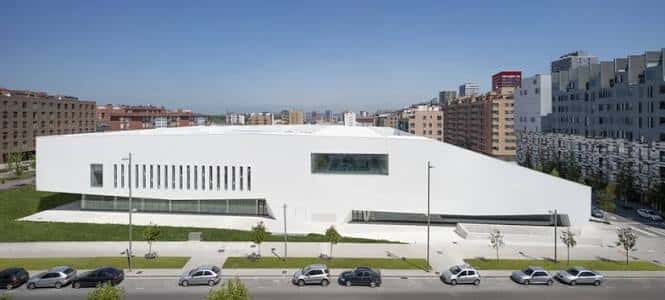 Vista aérea del Centro Cívico de Salburua en un día soleado, mostrando su arquitectura blanca y entorno urbano