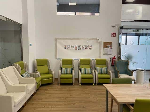 Sala de descanso con sillones y decoración de invierno