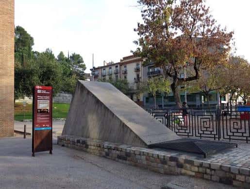 Entrada al refugio antiaéreo del Jardí de la Infància con señalética informativa