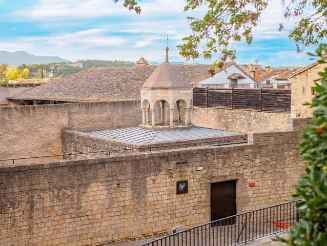 Vista exterior de los Baños Árabes desde una altura, destacando la cúpula y las murallas de piedra