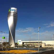Torre distintiva del Centro Comercial El Faro con fachada metálica y logotipo visible