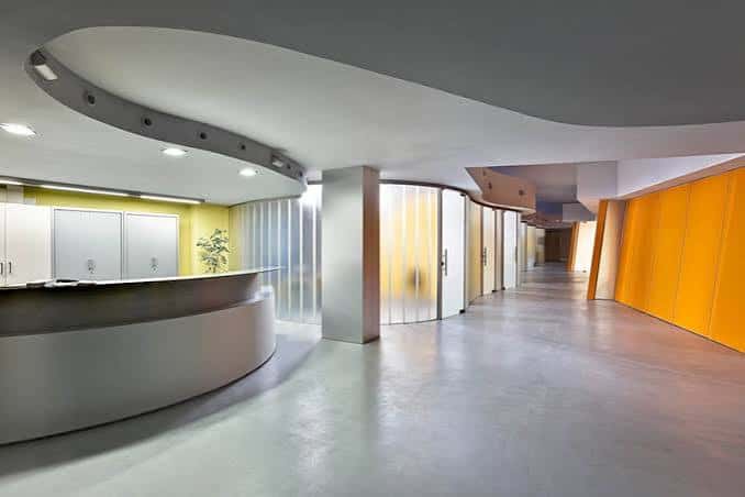 Recepción y pasillo del centro cívico