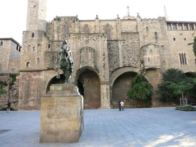 Vista panorámica de la Plaça de Ramon Berenguer el Gran con la estatua ecuestre y la fachada gótica de la Catedral de Barcelona al fondo