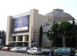 Vista exterior actual del Palau de la Metal·lúrgia con su característica cúpula y fachada moderna