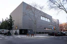 Vista exterior del Casal de Barri Congrés-Indians con fachada moderna y árboles en primer plano