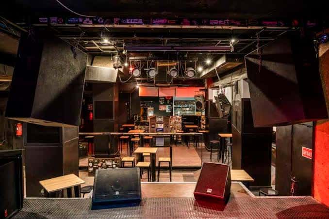 Vista del escenario y la barra de la sala Gruta 77 vacía