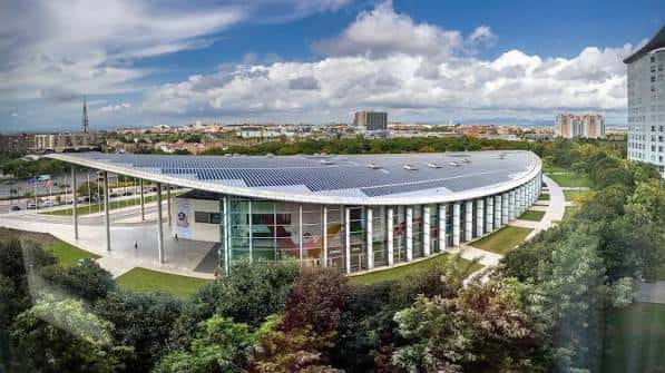 Vista aérea del Palacio de Congresos de Valencia con su característica cubierta curva y fachada de cristal