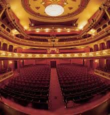 Vista panorámica del interior del Teatro Principal Antzokia con butacas rojas y balcones ornamentados
