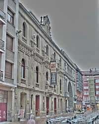 Fachada exterior del Teatro Principal Antzokia en Vitoria-Gasteiz, mostrando su arquitectura clásica y detalles escultóricos