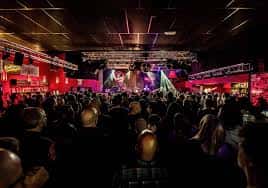 Concierto en vivo en la sala 16 Toneladas con público y escenario iluminado