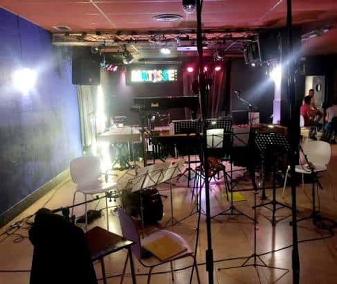Escenario de Sala Matisse preparado para evento con instrumentos y sillas dispuestas