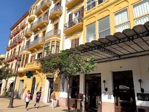 Fachada exterior de la Sociedad Cultural Ebusus en un día soleado