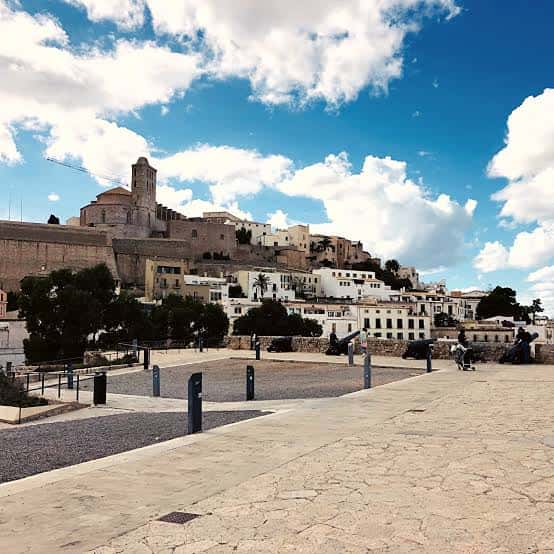 Plaza del Baluarte de Santa Lucía con vistas a la ciudad amurallada de Ibiza bajo cielo azul