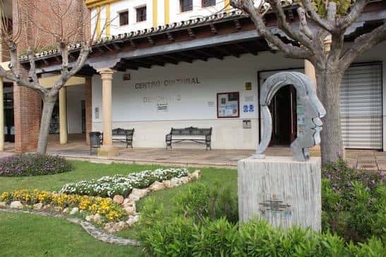 Fachada del Centro Cultural de La Cala con jardín y escultura