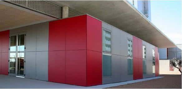 Fachada exterior moderna del edificio ArtLab en Huesca con paneles rojos y grises