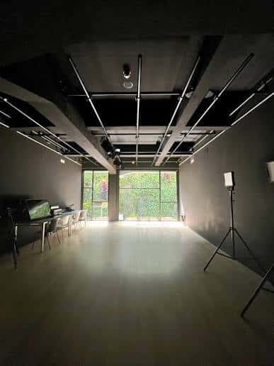 Sala de exposiciones con iluminación profesional y suelo de madera