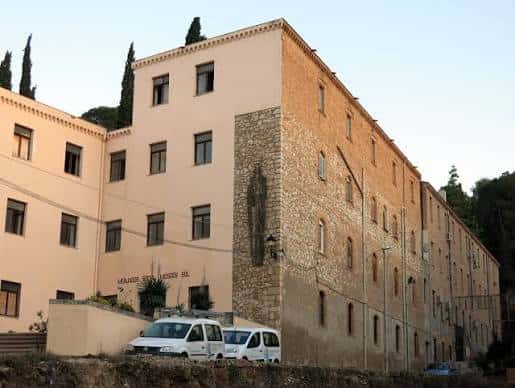Vista exterior del edificio principal del Col·legi de Sant Josep en Tortosa