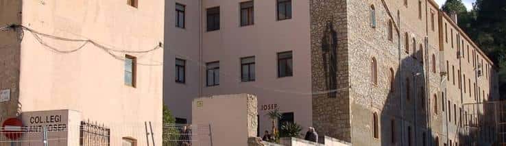 Fachada lateral del antiguo colegio con detalles arquitectónicos de piedra y ladrillo