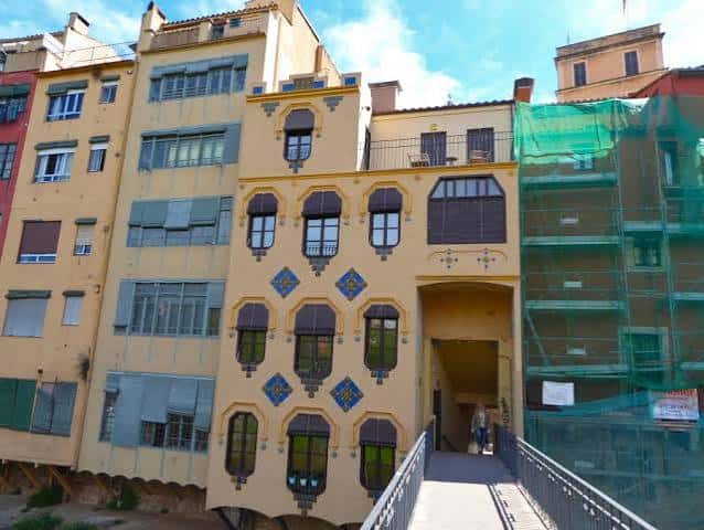 Fachada de la Casa de les Punxes en la Plaza de Sant Feliu