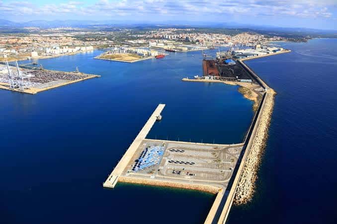 Vista aérea de las instalaciones portuarias y muelles de Tarragona