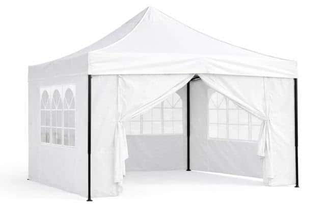 Carpa blanca plegable con paneles laterales y cortinas atadas