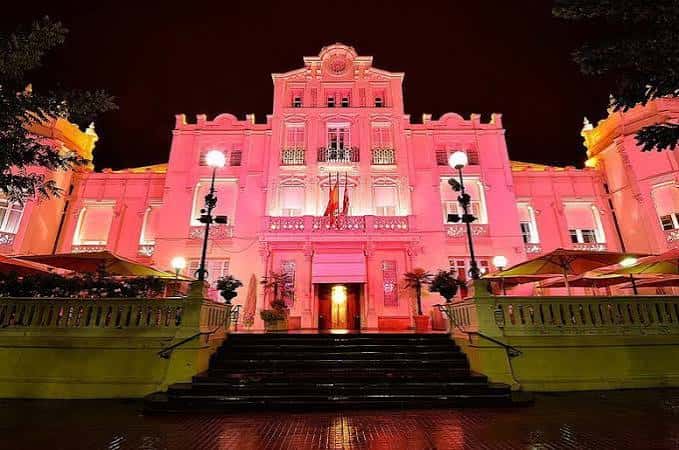 Vista nocturna del Círculo Oscense iluminado con luces rosadas, ideal para eventos y celebraciones