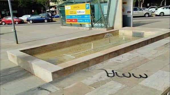 Fuente moderna en la plaza de la Generalitat de Alzira