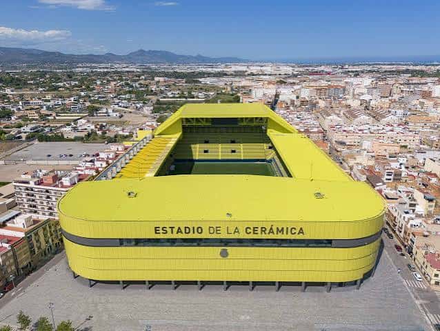 Vista aérea del Estadio de la Cerámica con su distintiva fachada amarilla y el campo de juego visible
