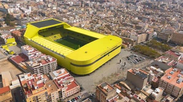 Perspectiva elevada del estadio mostrando su estructura moderna y entorno urbano