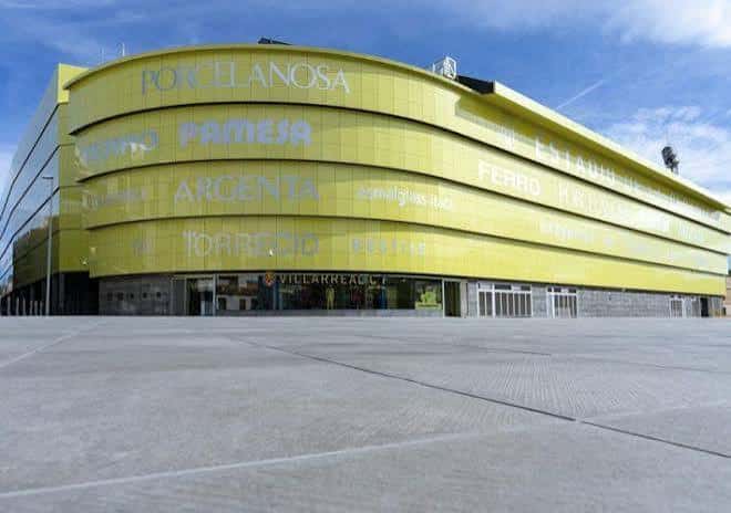 Fachada lateral del estadio con los nombres de los patrocinadores y la entrada principal