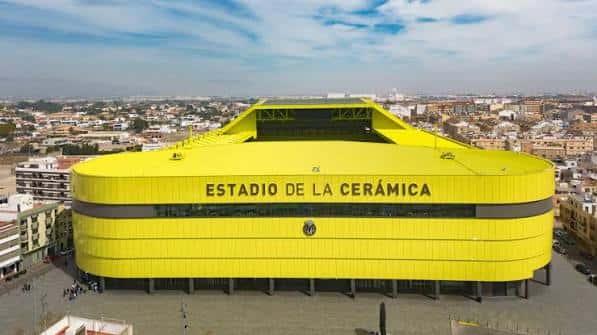 Vista aérea del Estadio de la Cerámica mostrando su distintiva fachada amarilla y el nombre del estadio