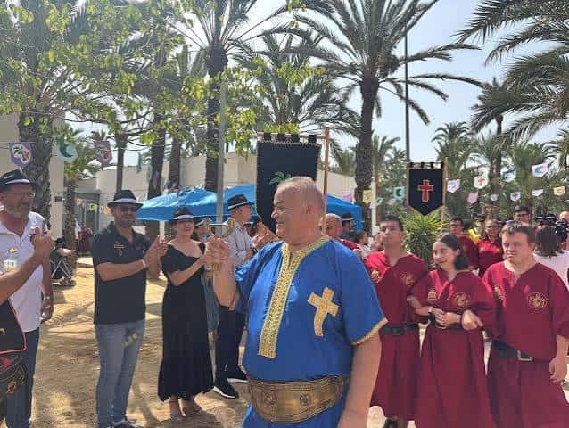 Procesión con personas vestidas de moros y cristianos en el patio del centro