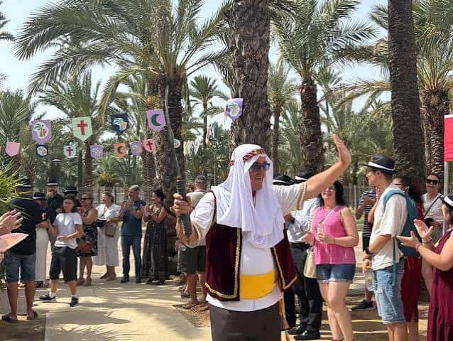Participante disfrazado de moro saludando en la celebración del centro