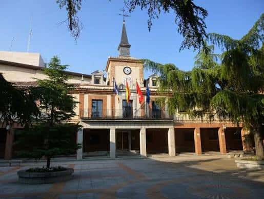 Vista general del Ayuntamiento de Las Rozas con fachada de ladrillo y torre del reloj