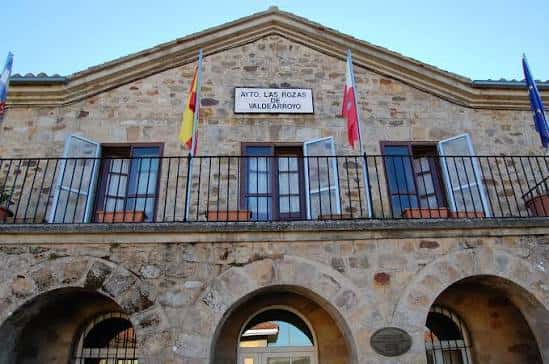 Detalle de la fachada principal con escudo y banderas del ayuntamiento