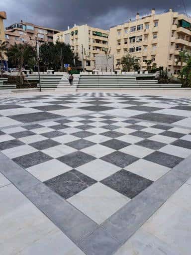 Vista general de la Plaza del Ajedrez con su característico suelo de damero y escalinatas