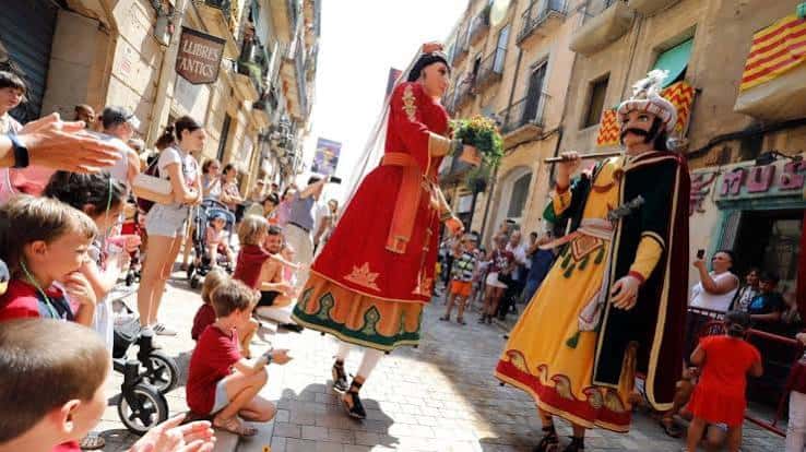 Gigantes y cabezudos en la Baixada de la Peixateria