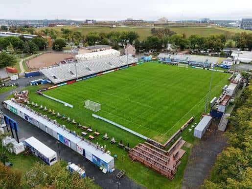 Vista aérea del campo de fútbol con gradas y alrededores