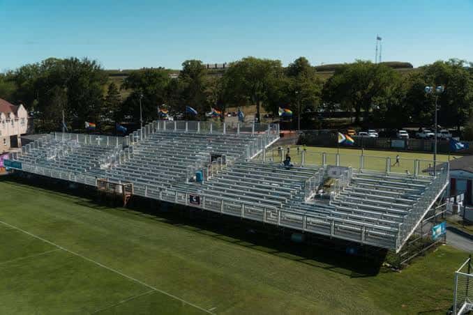 Gradas vacías del estadio en un día soleado