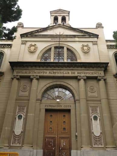 Detalle de la entrada principal de Casa Caritat con la inscripción 'Fundación Cots'