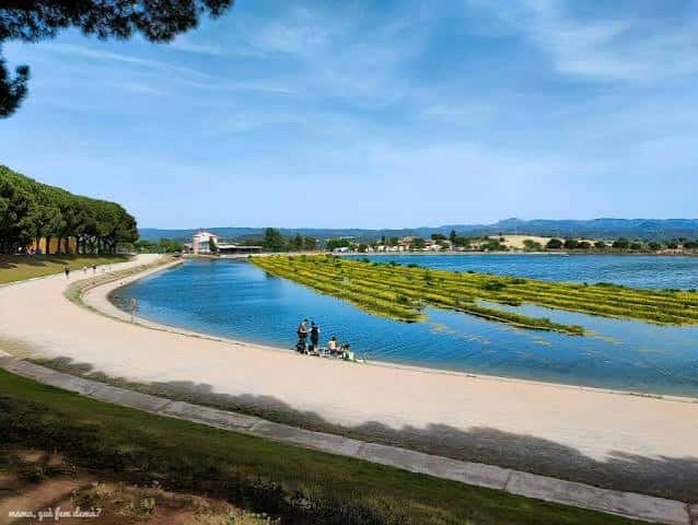 Paseo junto al lago con personas disfrutando del día