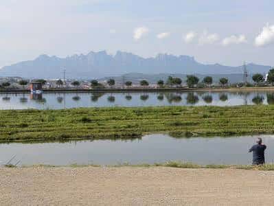 Vista panorámica del lago con las montañas de Montserrat al fondo