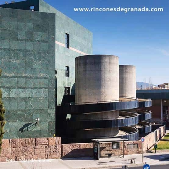 Vista exterior del Palacio de Exposiciones y Congresos de Granada mostrando su fachada de mármol verde y escaleras de caracol