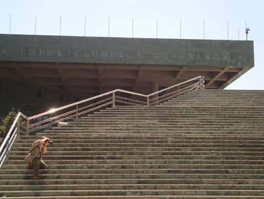 Detalle de la escalinata principal con el nombre del edificio en la parte superior